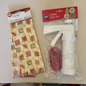 Wilton Cookie Press Set with Autumn Leaves Bags